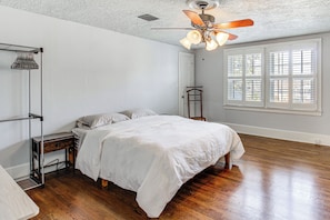 House (4 Bedrooms) | Interior - Pool, Patio & Putting Green: Manchester Getaway (Manchester)
