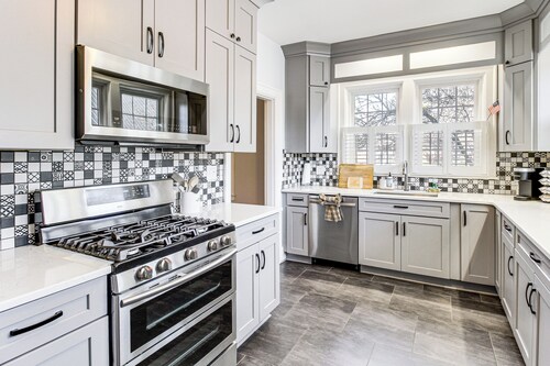 Pool, Patio & Putting Green: Manchester Getaway