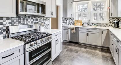 Pool, Patio & Putting Green: Manchester Getaway