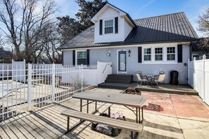 Interior - Pool, Patio & Putting Green: Manchester Getaway (Manchester)