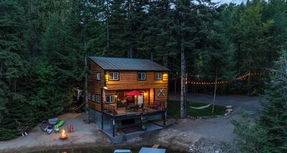 Hot Tub & Fire Pit: Getaway on Pend Oreille River