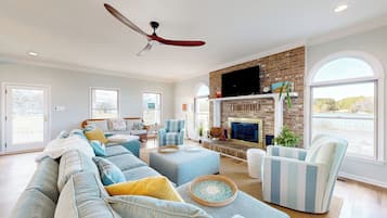 House (5 Bedrooms) | Interior