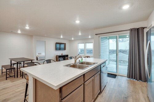 Walk to The Plains Golf Course: Getaway in Cheney!