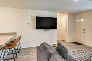 Interior - 8 Mi to Strip! Modern Townhome in South Vegas (Las Vegas)