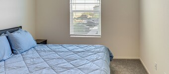 8 Mi to Strip! Modern Townhome in South Vegas