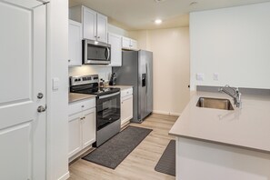 Interior - 8 Mi to Strip! Modern Townhome in South Vegas (Las Vegas)