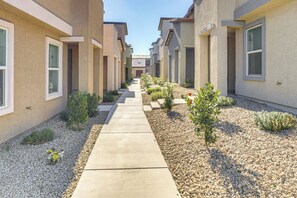 Interior - 8 Mi to Strip! Modern Townhome in South Vegas (Las Vegas)