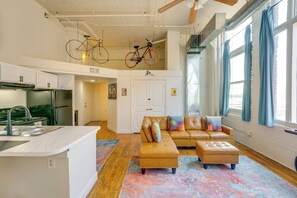 Interior - 1 Mi to Dtwn! Riverside Corktown Loft on 2nd Floor (Detroit)