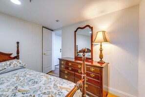 Apartment (1 Bedroom) | Interior - Steps to Riverwalk! City-view Condo in Corktown (Detroit)