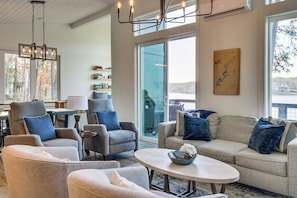 Interior - Family-friendly Lakefront Gem w/ Dock in Talladega (Talladega)