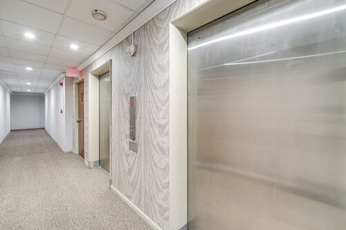 6 Mi to Downtown Cleveland: Lakeview Condo!