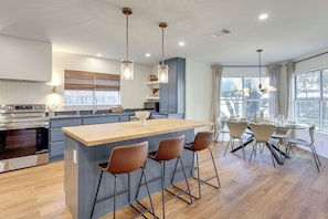 House (5 Bedrooms) | Interior