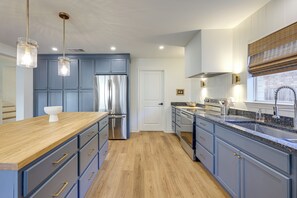 Interior - 4 Mi to Six Flags: Family Retreat in San Antonio! (San Antonio)