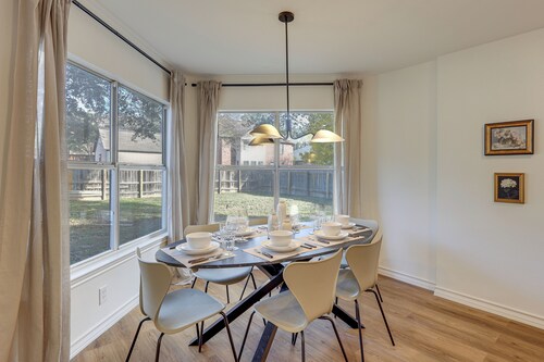 4 Mi to Six Flags: Family Retreat in San Antonio!