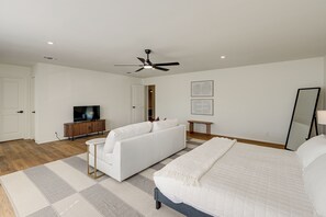 Interior - 4 Mi to Six Flags: Family Retreat in San Antonio! (San Antonio)