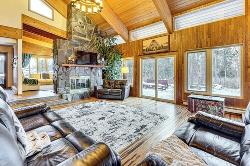 Hike, Ski & Soak! Spacious Anchorage Getaway