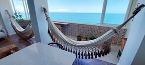 Leilighet – deluxe | Oppholdsområde | En 42-tommers smart-TV med digitale kanaler samt strømmetjenester