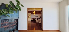 A hallway leading to a dining area with a sign reading "Memorial Edificio Oceania." - COBAR0108 - Edifício Oceania (Salvador)