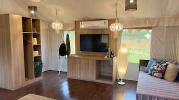 Iron/ironing board, free WiFi