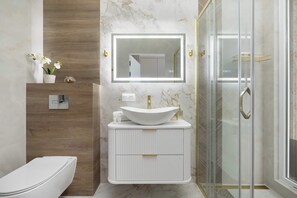 Dusche, Haartrockner, Handtücher, Shampoo