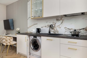 Kühlschrank, Mikrowelle, Herdplatte, Wasserkocher mit Kaffee-/Teezubehör