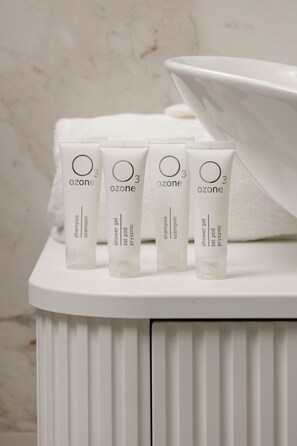 Dusche, Haartrockner, Handtücher, Shampoo
