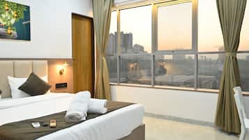 Comfort Studio Suite, City View | Desk, laptop workspace, iron/ironing board, free WiFi