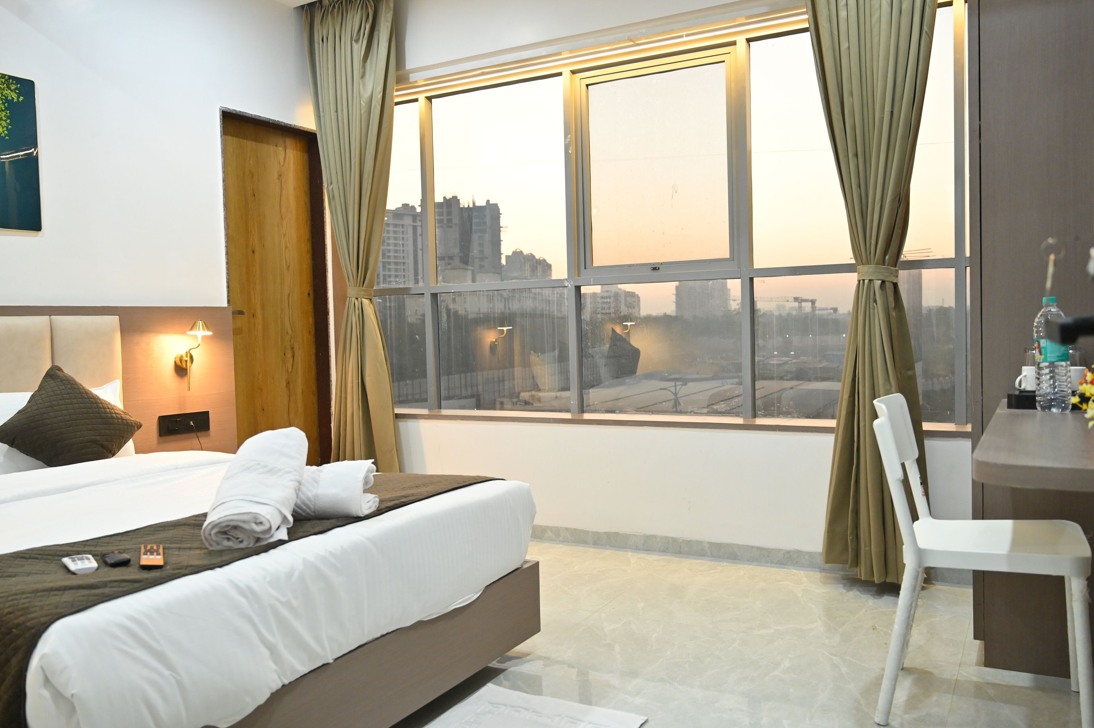 Suite estudio Confort, vista a la ciudad | Escritorio y espacio para trabajar con laptop 