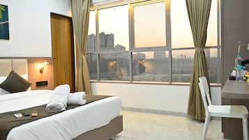 Comfort-Studiosuite, Stadtblick | Schreibtisch, laptopgeeigneter Arbeitsplatz, Bügeleisen/Bügelbrett