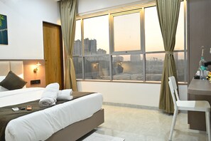 Comfort studio suite, uitzicht op de stad | Een bureau, een laptopwerkplek, een strijkplank/strijkijzer, gratis wifi
