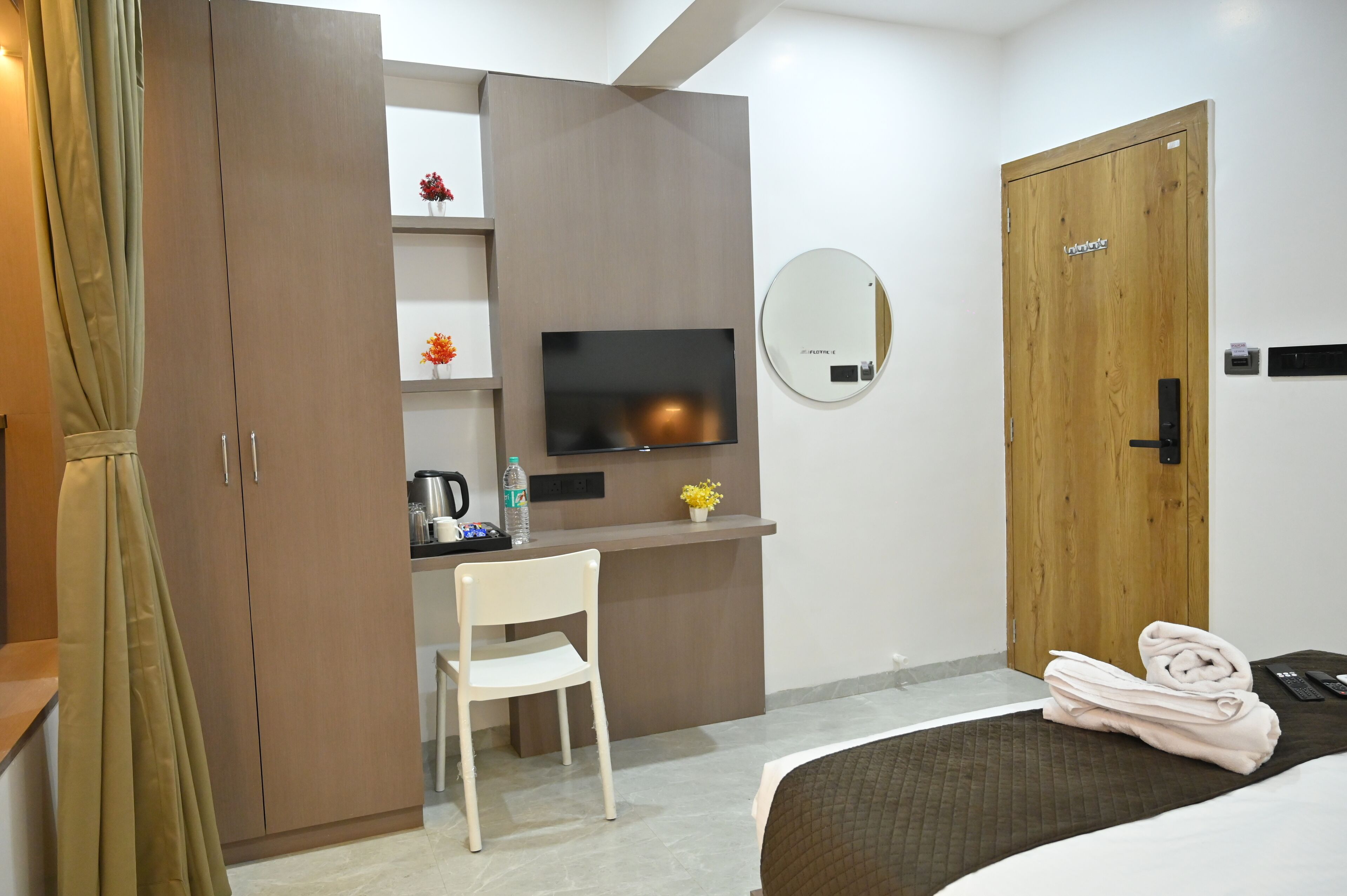 Comfort Studio Suite, City View | Desk, laptop workspace, iron/ironing board, free WiFi