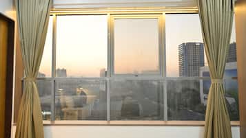 ห้องคอมฟอร์ทสตูดิโอสวีท, วิวเมือง | โต๊ะทำงาน, พื้นที่ทำงานแบบใช้แล็ปท็อป, เตารีด/โต๊ะรีดผ้า, Wi-Fi ฟรี