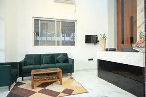 ฝ่ายต้อนรับ