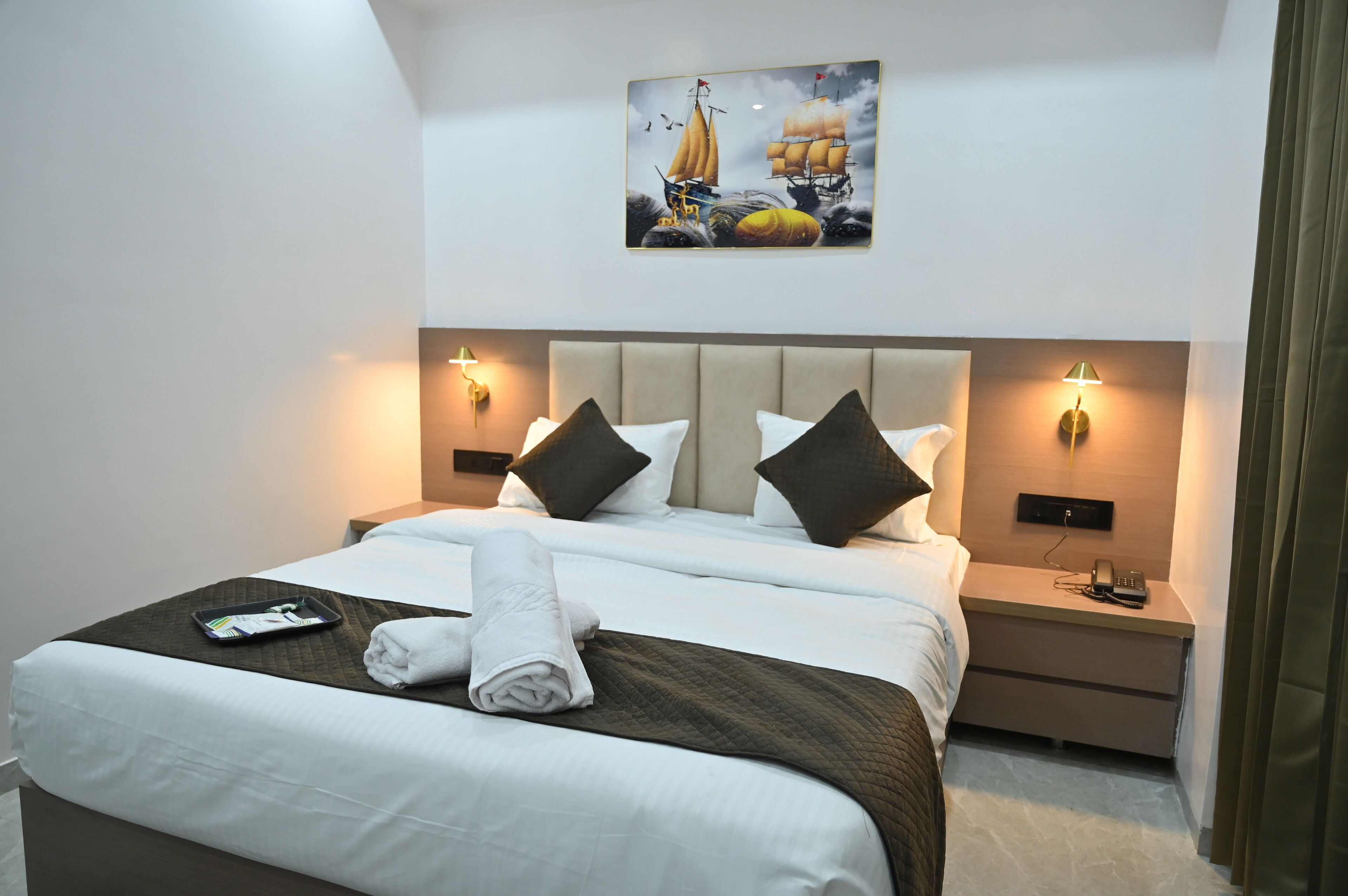 ห้องดีลักซ์ดับเบิลหรือทวิน, วิวเมือง | โต๊ะทำงาน, พื้นที่ทำงานแบบใช้แล็ปท็อป, เตารีด/โต๊ะรีดผ้า, Wi-Fi ฟรี