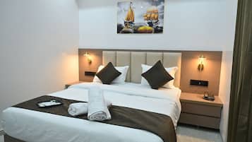 ห้องดีลักซ์ดับเบิลหรือทวิน, วิวเมือง | โต๊ะทำงาน, พื้นที่ทำงานแบบใช้แล็ปท็อป, เตารีด/โต๊ะรีดผ้า, Wi-Fi ฟรี