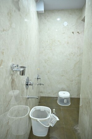 Shower, towels, soap, shampoo - Hotel City Center Executive Magarpatta (Pune)