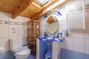 Hair dryer, towels, soap, toilet paper - Sea Breeze Garden Maisonette - Porto Rafti by ΜΡS (Porto Rafti)