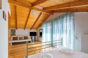 Iron/ironing board, Internet, bed sheets - Sea Breeze Garden Maisonette - Porto Rafti by ΜΡS (Porto Rafti)