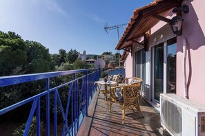 Outdoor dining - Sea Breeze Garden Maisonette - Porto Rafti by ΜΡS (Porto Rafti)