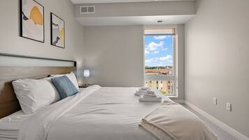 Planxa i posts de planxar, wifi i roba de llit