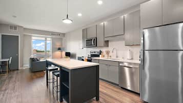 Frigorífic, microones, forn i placa de cuina