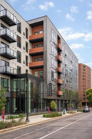 Exterior - 2BR 2BA CozySuites in Marquee with pool & gym (Minneapolis)