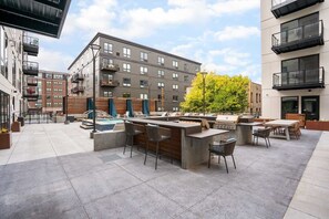 Outdoor dining - CozySuites in Marquee 2BR 1BA with pool & gym (Minneapolis)