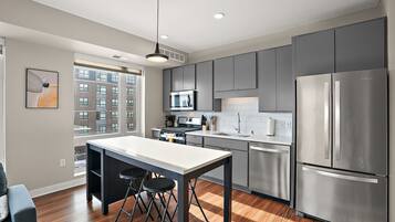 Frigorífic, microones, forn i placa de cuina