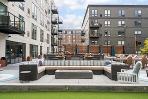 Outdoor dining - CozySuites Marquee 1BR w/ pool & gym | King bed (Minneapolis)