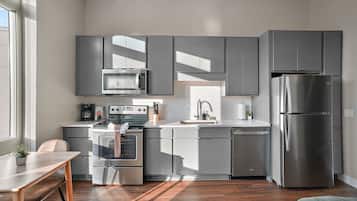 Refrigerador, microondas, horno y parrilla de estufa