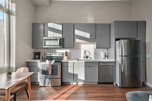 Refrigerador, microondas, horno y parrilla de estufa 