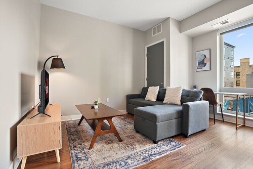 CozySuites in Marquee Studio King with pool & gym