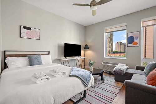 CozySuites in Marquee Studio Queen with pool & gym