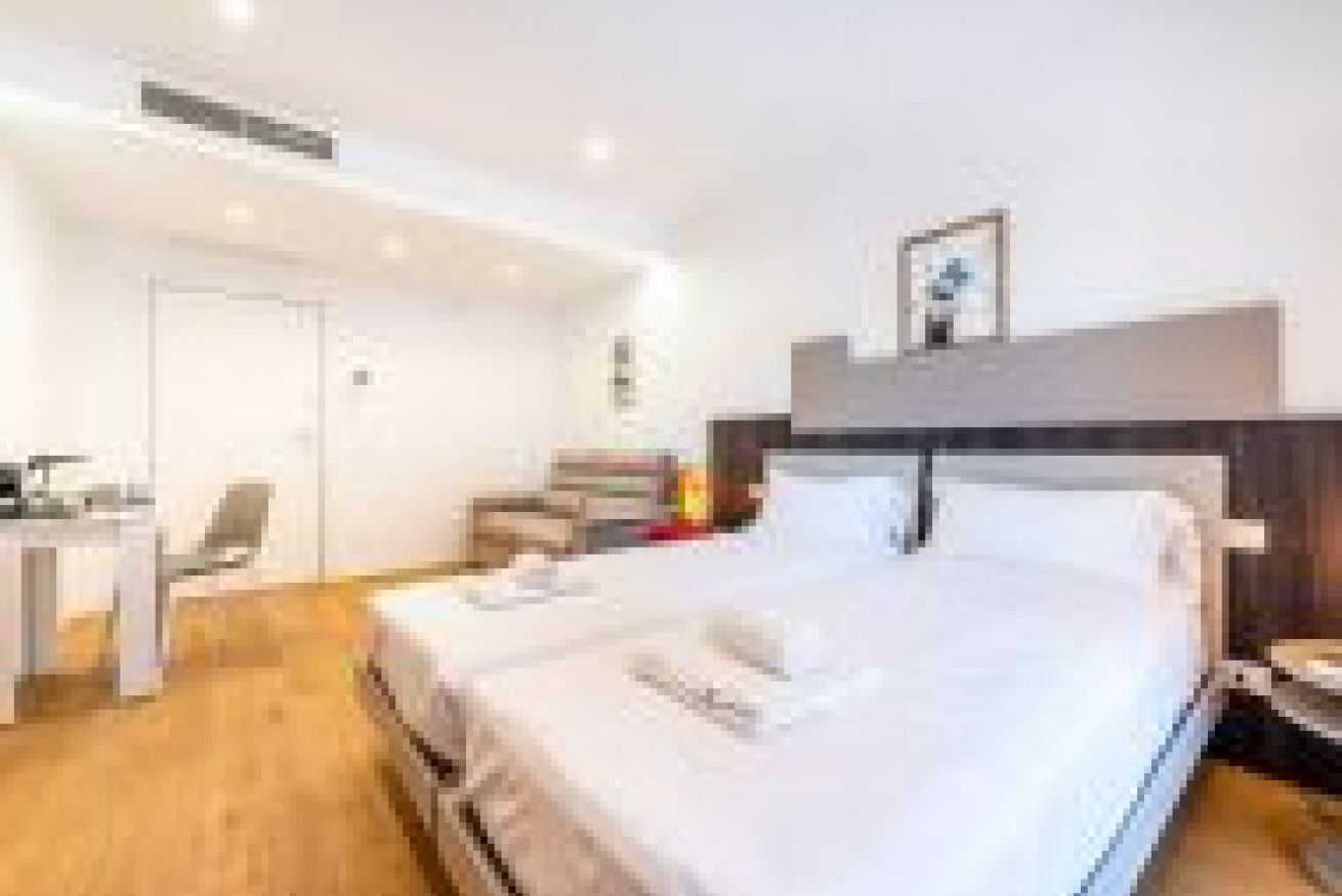 Guesthost - Spacious Room With Balcony That Can Accommodate Up To 4 People, Located In A Convenient And Central Position, In A Building With Concierge. The Accommodation Is Located Just 10 Minutes Walk From The Historic Center, In An Area Equipped With E - Bari